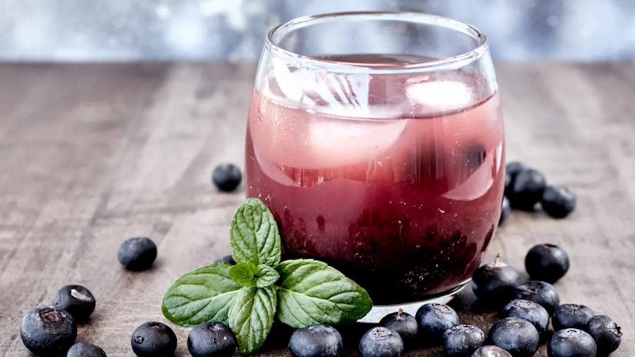 Bere succo di mirtillo al mattino: i benefici scientifici per la mente Bere succo di mirtillo al mattino: i benefici scientifici per la mente