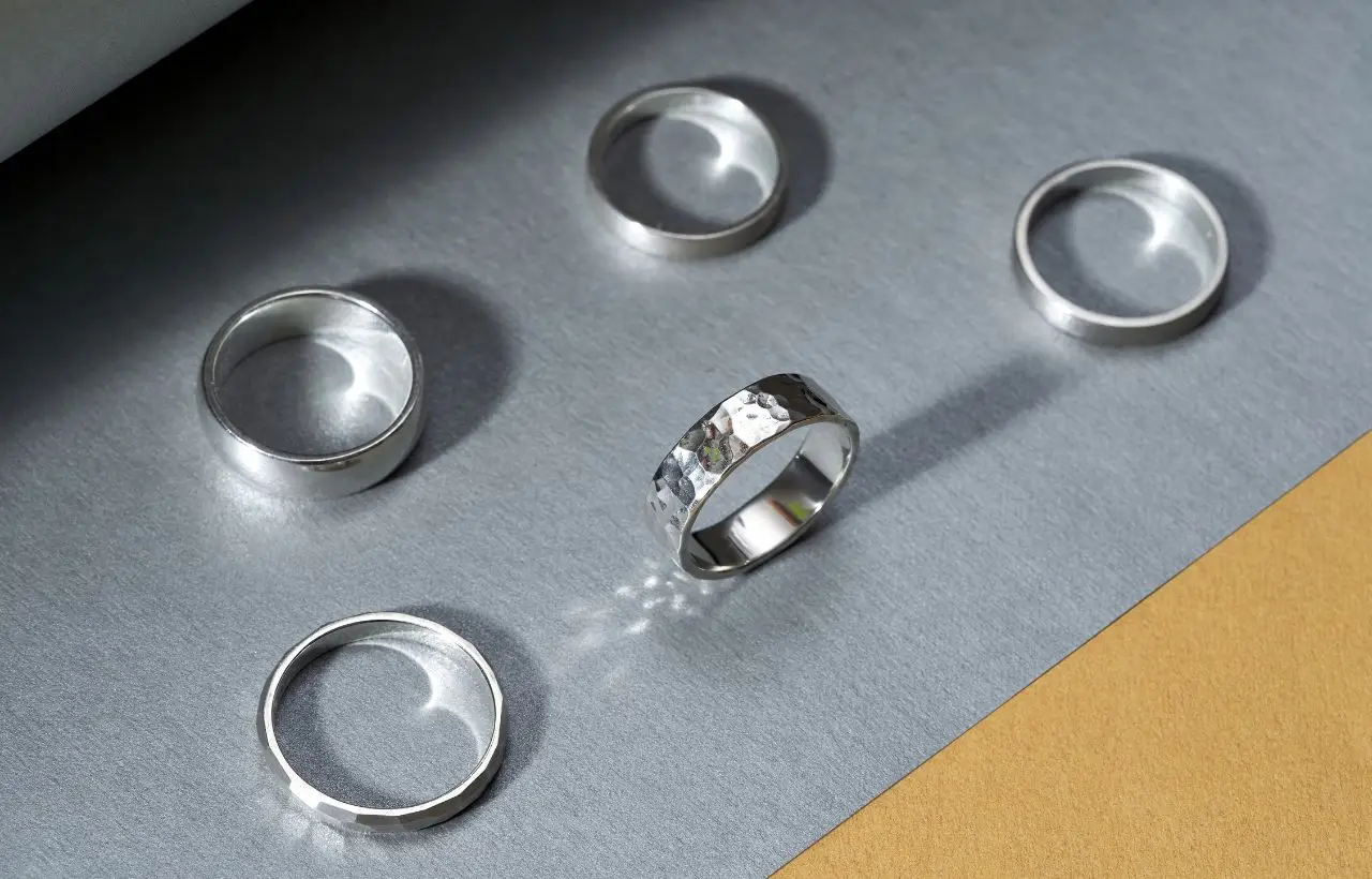 Come riconoscere se il tuo anello ha valore: i segni da osservare subito Come riconoscere se il tuo anello ha valore: i segni da osservare subito
