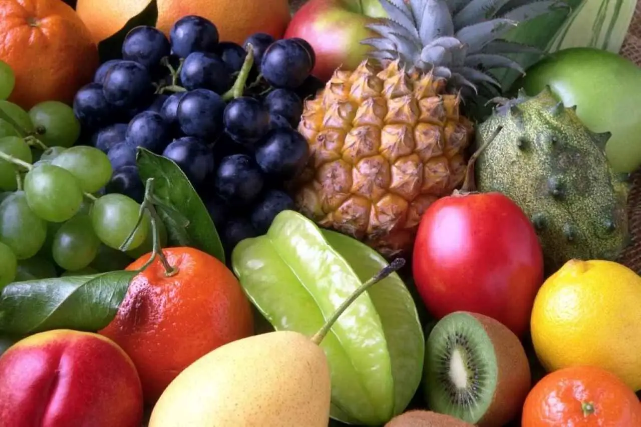 Frutti ricchi di vitamine: quali scegliere per una dieta sana e perché fanno bene anche all’umore Frutti ricchi di vitamine: quali scegliere per una dieta sana e perché fanno bene anche all’umore