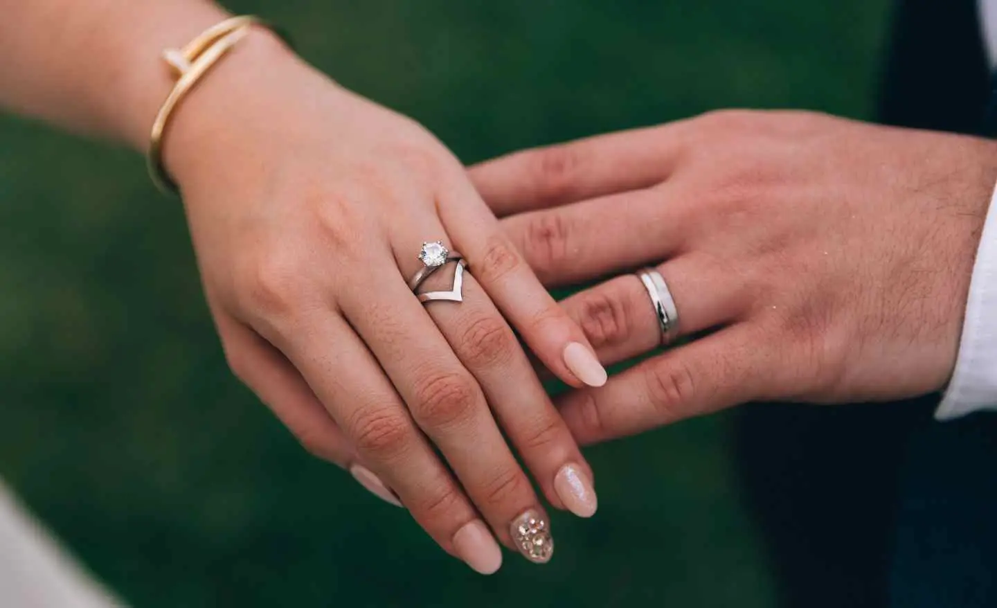 Come riconoscere se il tuo anello ha valore: i segni da osservare subito Come riconoscere se il tuo anello ha valore: i segni da osservare subito