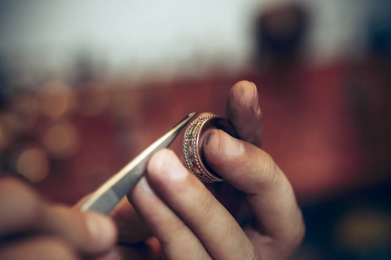 Come riconoscere se il tuo anello ha valore: i segni da osservare subito Come riconoscere se il tuo anello ha valore: i segni da osservare subito