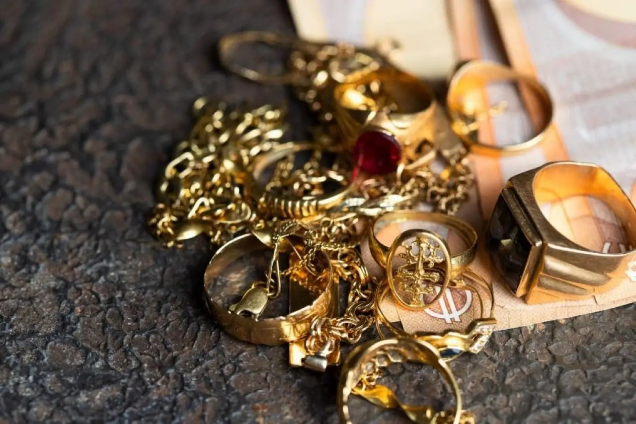 Come riconoscere se il tuo anello ha valore: i segni da osservare subito Come riconoscere se il tuo anello ha valore: i segni da osservare subito
