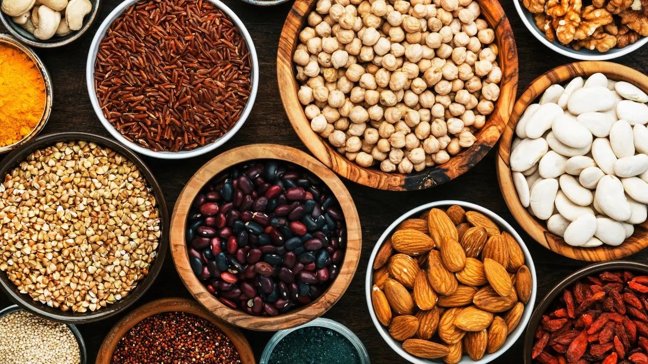 Legumi e semi oleosi: gli alleati da integrare subito contro la stitichezza estiva Legumi e semi oleosi: gli alleati da integrare subito contro la stitichezza estiva